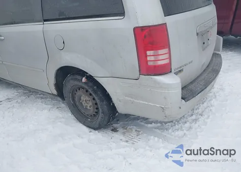 2010 Chrysler Town & Country Lx z USA, uszkodzony, nr VIN 2A4RR4DE3AR220342